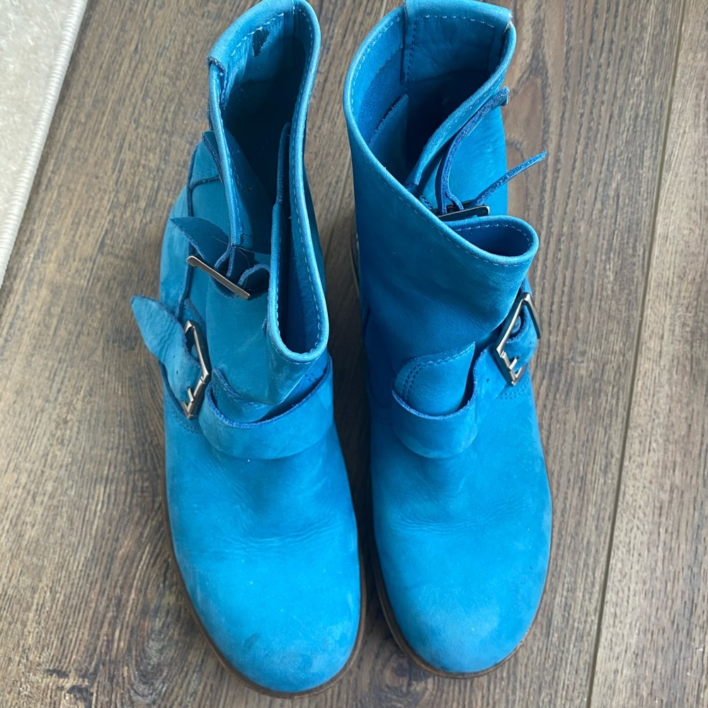 Vibrant blue BAKER’s boots